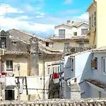 “Marko\'S Center Beautiful House”